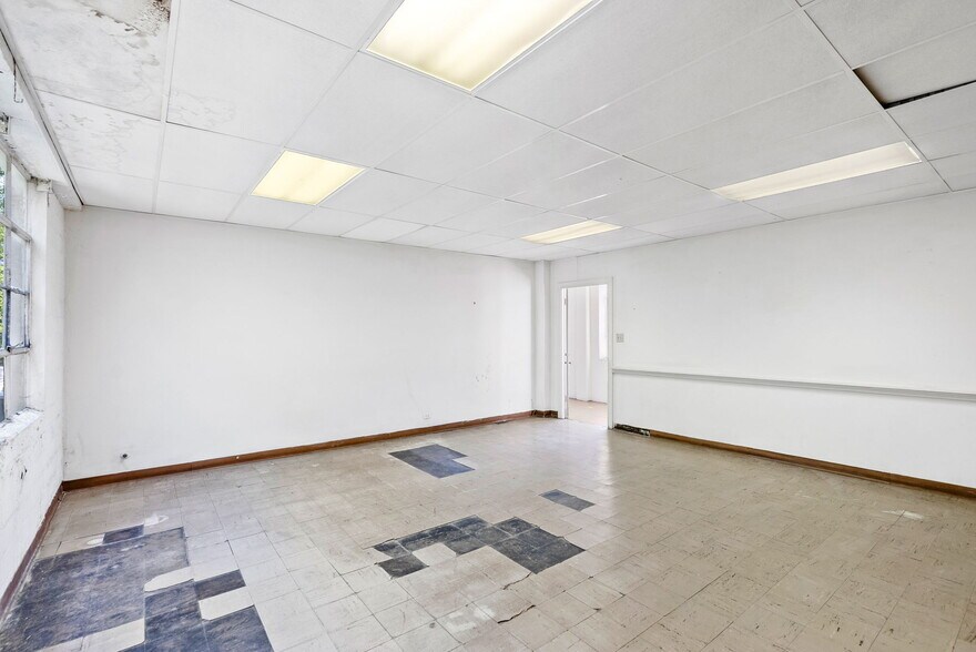 More Photos Of 1701 W Woodlawn Ave, San Antonio Religious Facility For Sale