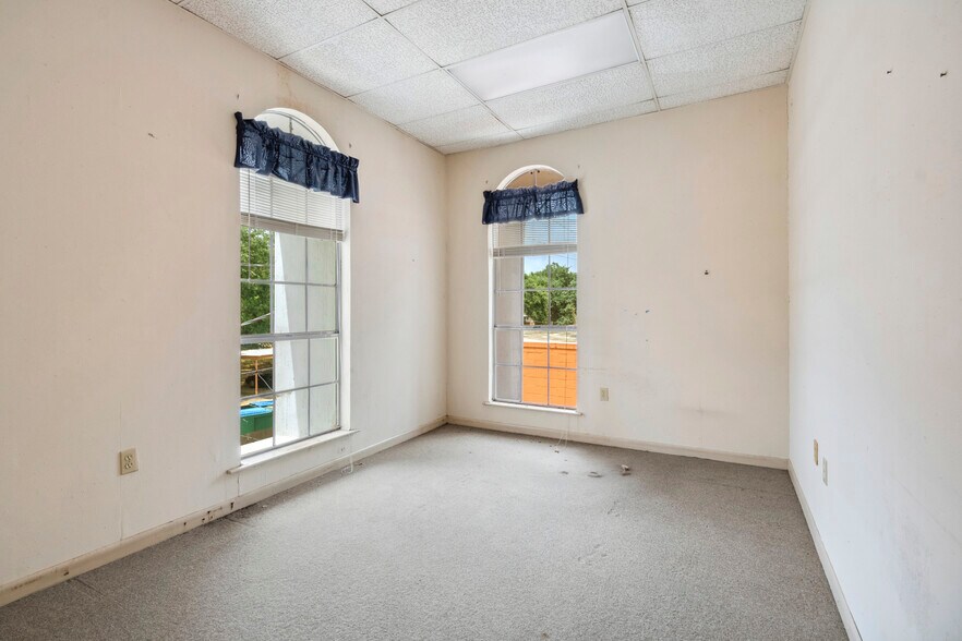 More Photos Of 3439 Kabel Dr, New Orleans Office For Sale