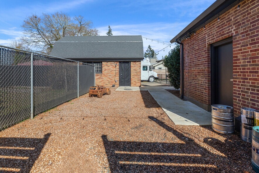 More Photos Of 883 SW Church St, Dallas Restaurant For Sale