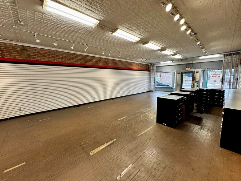 More Photos Of 900 Westport Rd, Kansas City Storefront Retail Office For Lease