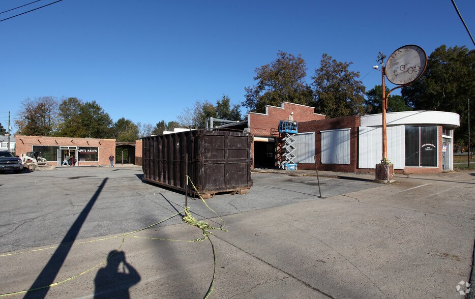 More Photos Of 301-307 N Salem St, Apex Storefront Retail Office For Lease