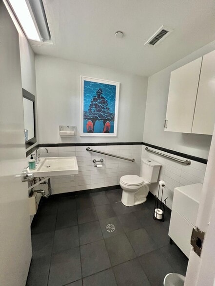 More Photos Of 11-11 44th Rd, Long Island City Office For Sale