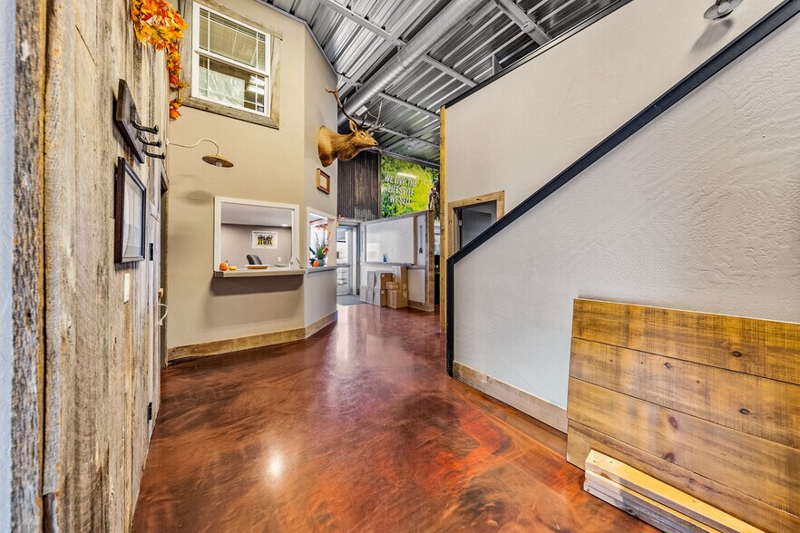 More Photos Of 3811 Crater Lake Hwy, Medford Warehouse For Sale