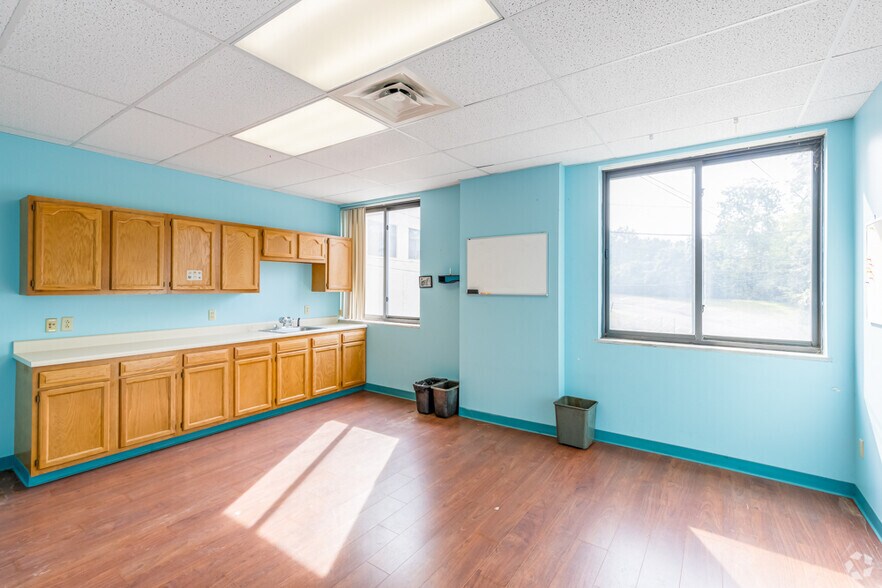 More Photos Of 2121 Noblestown Rd, Pittsburgh Office For Lease