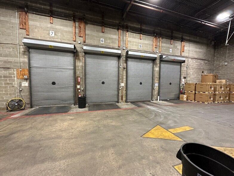 More Photos Of 21 Crossway E, Bohemia Warehouse For Lease