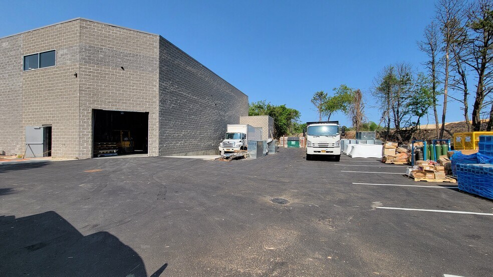 More Photos Of 3702 Horseblock Rd, Medford Warehouse For Sale