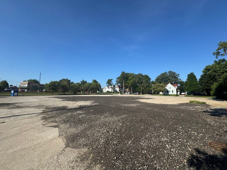 Primary Photo Of 807 S Main St, Bloomington Fast Food For Sale