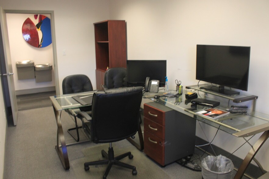 More Photos Of 2475 Hollywood Blvd, Hollywood Office For Lease
