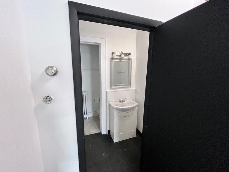 More Photos Of 16 W Busse Ave, Mount Prospect Apartments For Lease