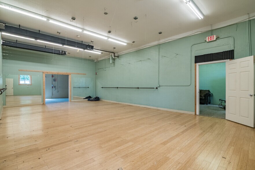 More Photos Of 167-169 Shaker Rd, East Longmeadow Veterinarian Kennel For Lease