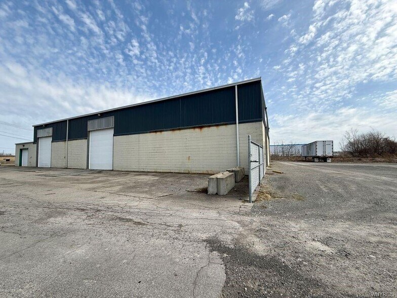 More Photos Of 8555 Packard Rd, Niagara Falls Warehouse For Lease
