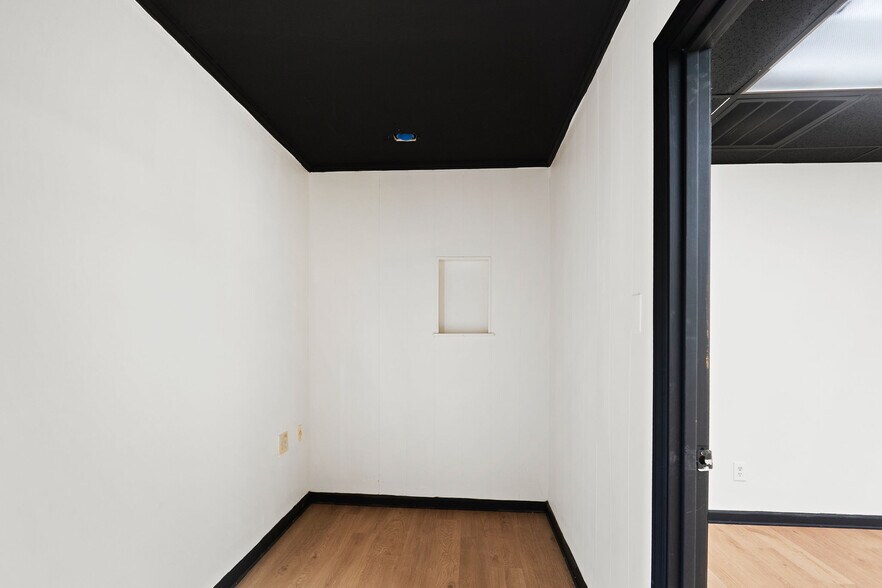 More Photos Of 1310 Headquarters Dr, Greensboro Showroom For Sale
