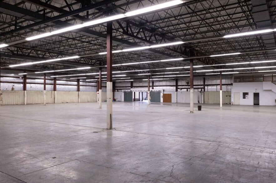 More Photos Of 803 SW Lorraine St, Leon Distribution For Lease