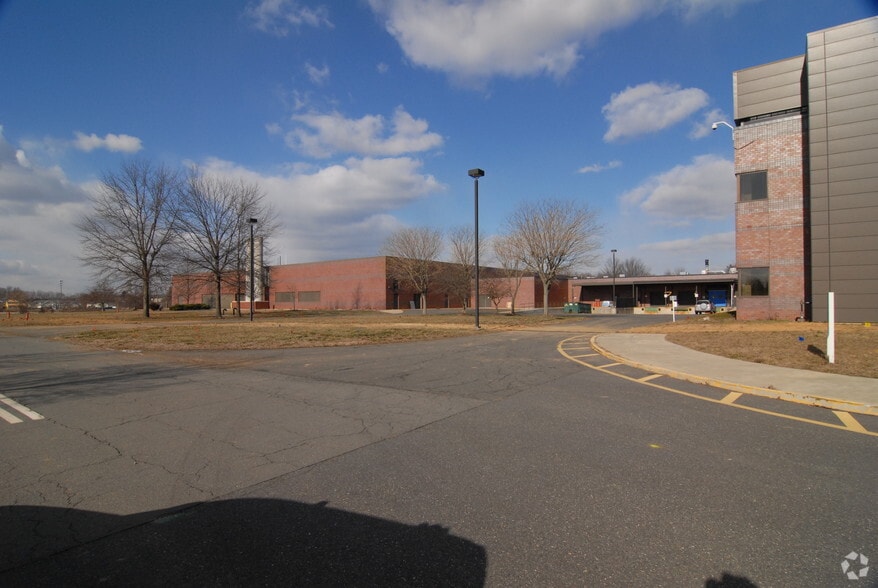 More Photos Of 865 Ridge Rd, Monmouth Junction Office For Lease