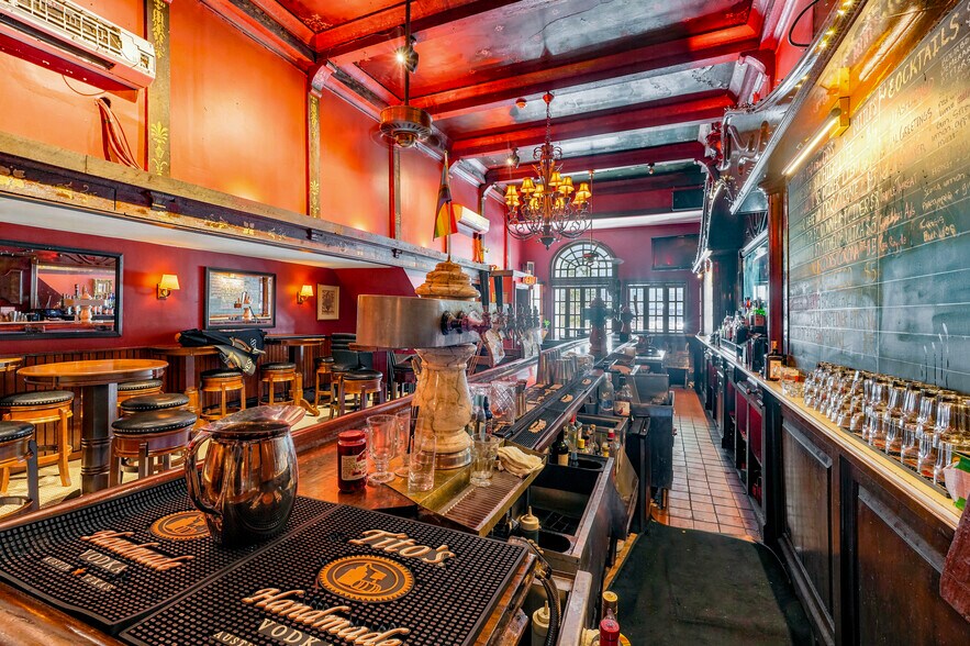 More Photos Of 1123 Walnut St, Philadelphia Bar For Sale