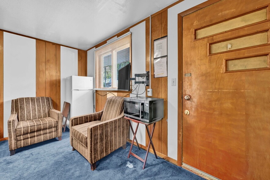More Photos Of 44077 Oberlin Elyria Rd, Oberlin Hotel For Sale