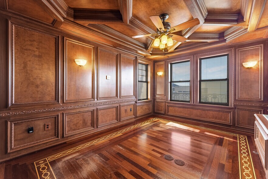 More Photos Of 324 N College Ave, Fayetteville Office For Sale