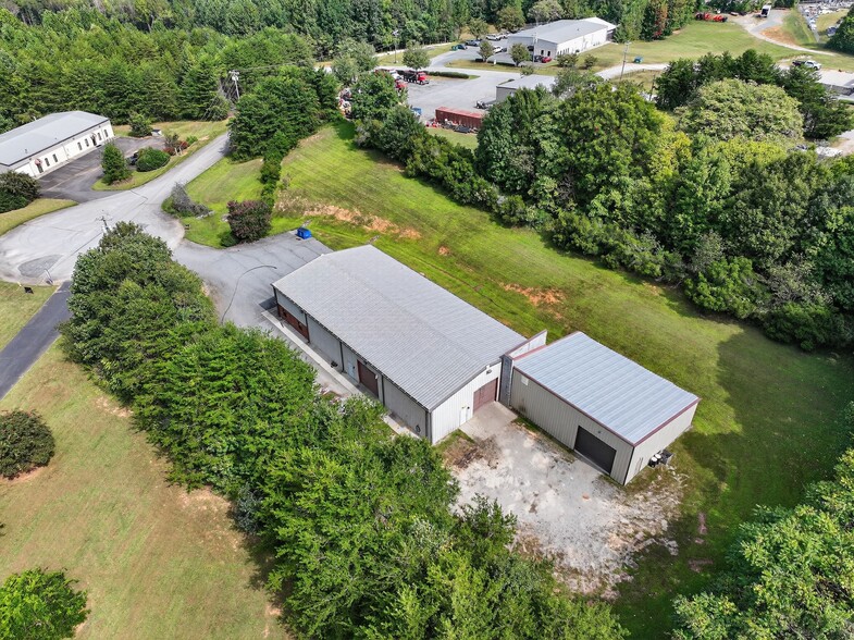 More Photos Of 215 Peddycord Park Ct, Kernersville Warehouse For Lease