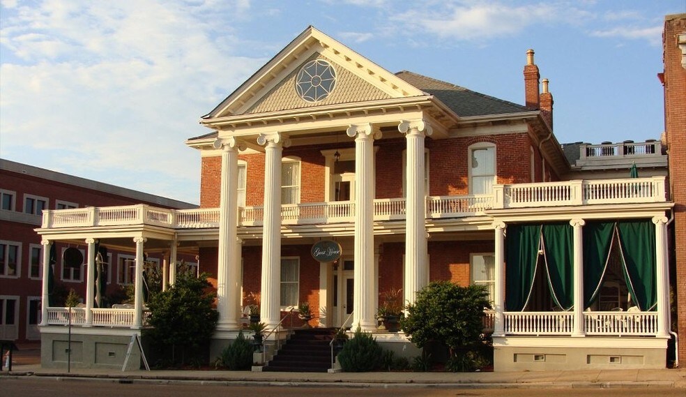 More Photos Of 201 N Pearl St, Natchez Hotel For Sale