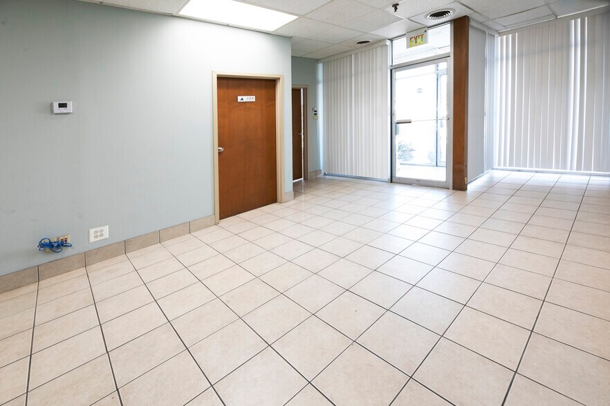 More Photos Of 820 Nicholas Blvd, Elk Grove Village Manufacturing For Lease