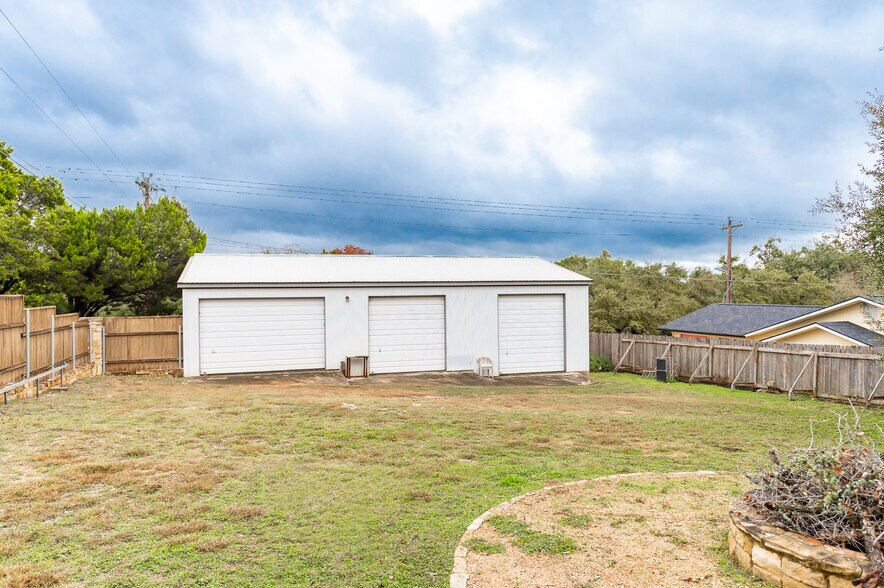 More Photos Of 15600 Ranch Road 12, Wimberley Showroom For Sale