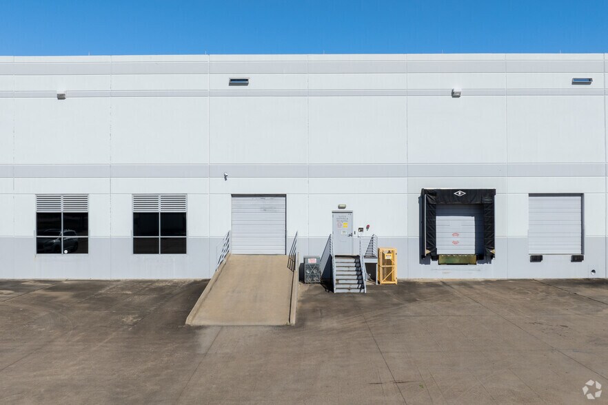 More Photos Of 7100 Business Park Dr, Houston Warehouse For Lease