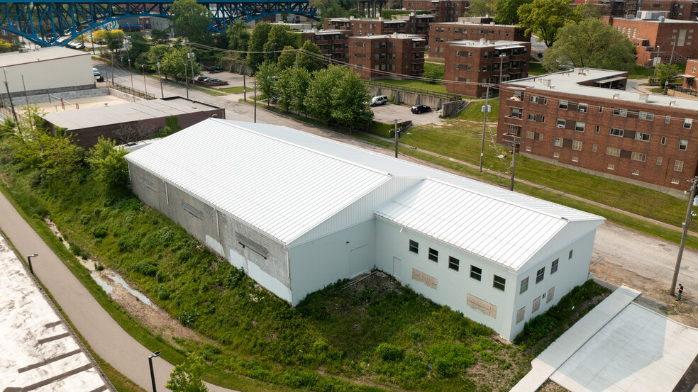 Primary Photo Of 2424 Mulberry Ave, Cleveland Manufacturing For Sale