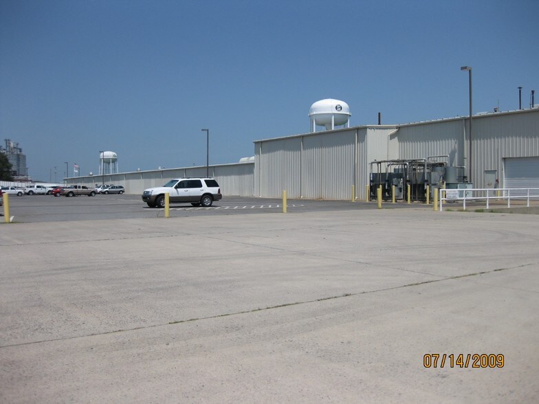 Primary Photo Of 801 S Main St, Dumas Manufacturing For Sale