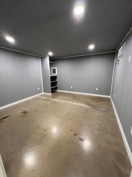 More Photos Of 408 E 2nd St, Taylor Warehouse For Lease