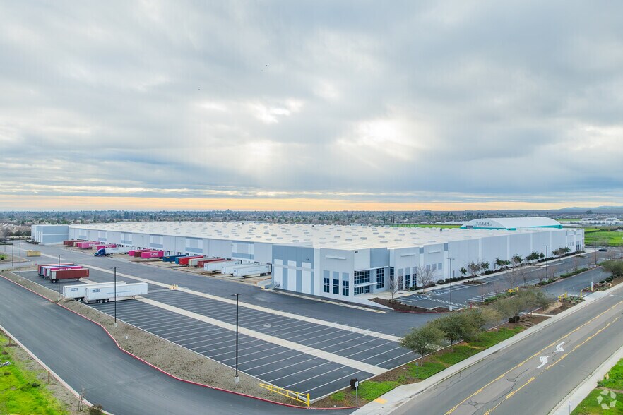 More Photos Of 400 Park Center Dr, Patterson Warehouse For Lease