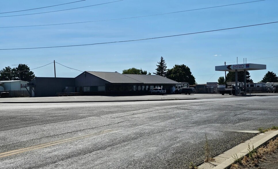 More Photos Of 1101 N Broadway, Buhl Convenience Store For Sale