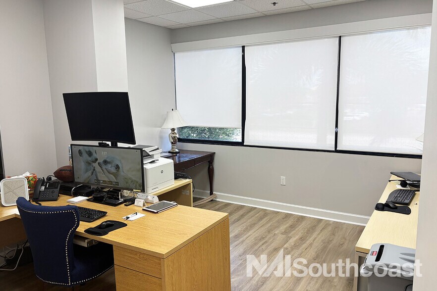 More Photos Of 2400 SE Federal Hwy, Stuart Office For Lease
