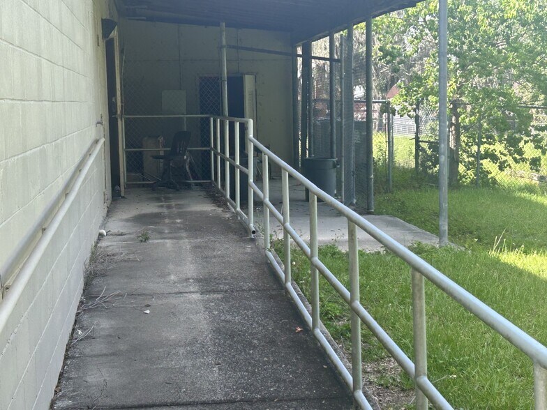 More Photos Of 101 S Prospect St, Crescent City Flex For Sale