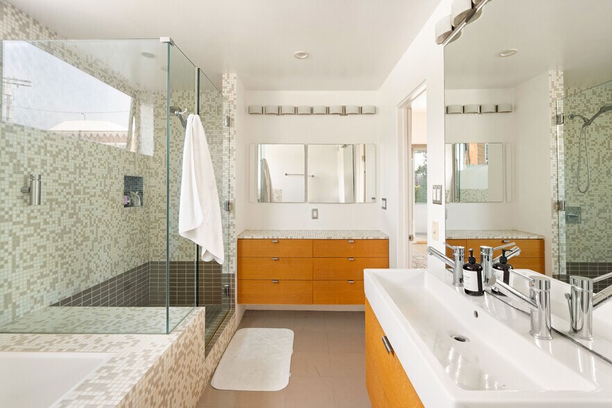 More Photos Of 120 Mildred Ave, Venice Loft Creative Space For Sale
