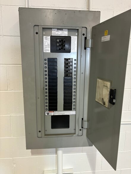 More Photos Of 12801 Silver Lake Rd, Brighton Manufacturing For Sale