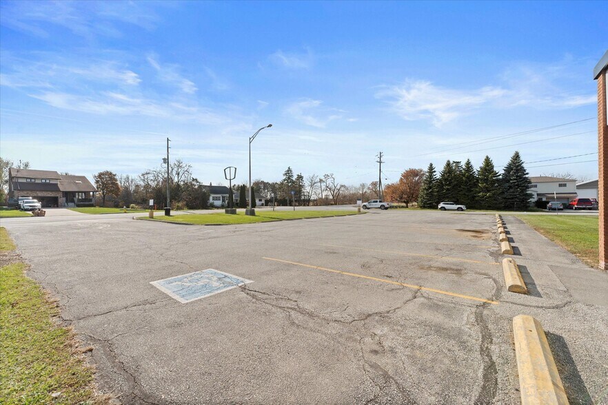 More Photos Of 398 King St W, Essex Freestanding For Lease