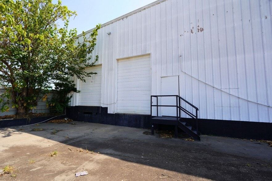 More Photos Of 8245 North Fwy, Houston Showroom For Sale