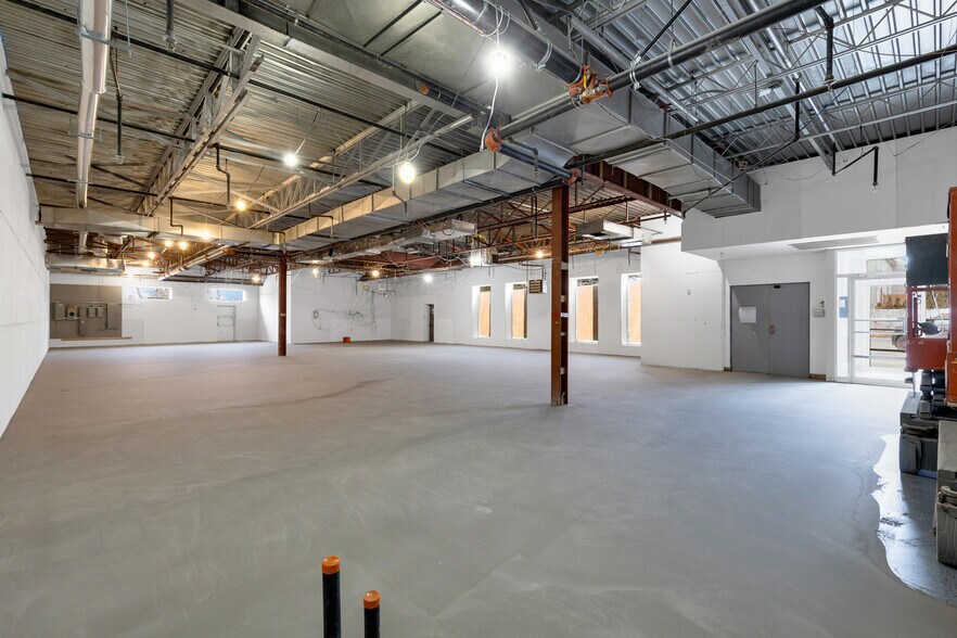 More Photos Of 3545 Boul Dagenais O, Laval Freestanding For Lease