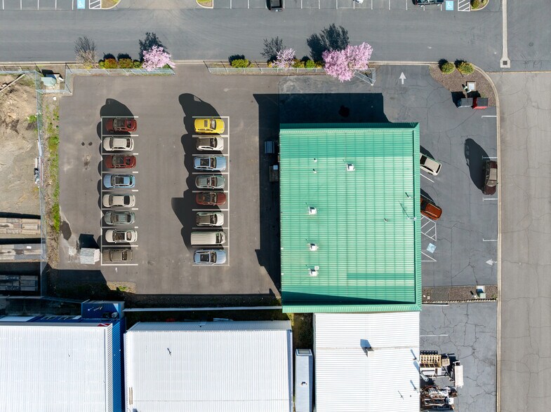 More Photos Of 6062-6068 Crater Lake Ave, Central Point Warehouse For Sale