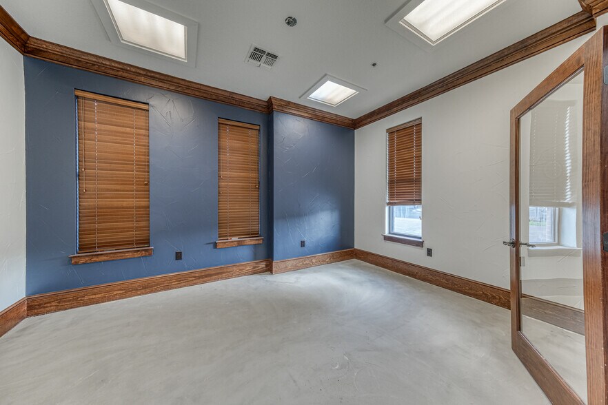 More Photos Of 1916 Martin Dr, Weatherford Office For Lease