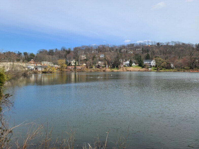 More Photos Of 20 Tower Pl, Roslyn Movie Theatre For Lease