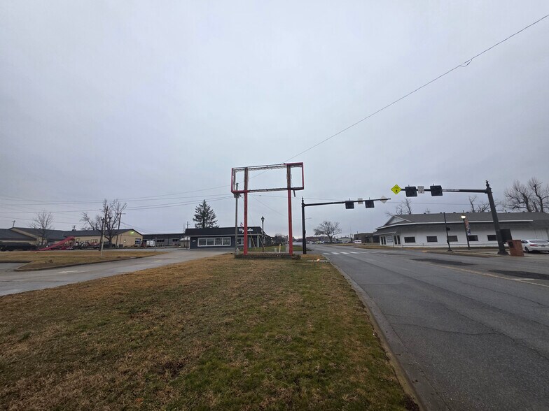 More Photos Of 401 N 2nd St, Rogers Office For Lease