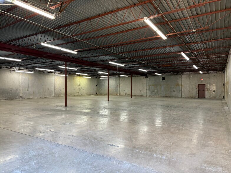 More Photos Of 3911 Woodbury Dr, Austin Warehouse For Lease