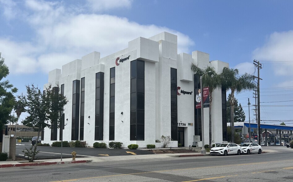 More Photos Of 22736 Vanowen St, Woodland Hills Office For Lease