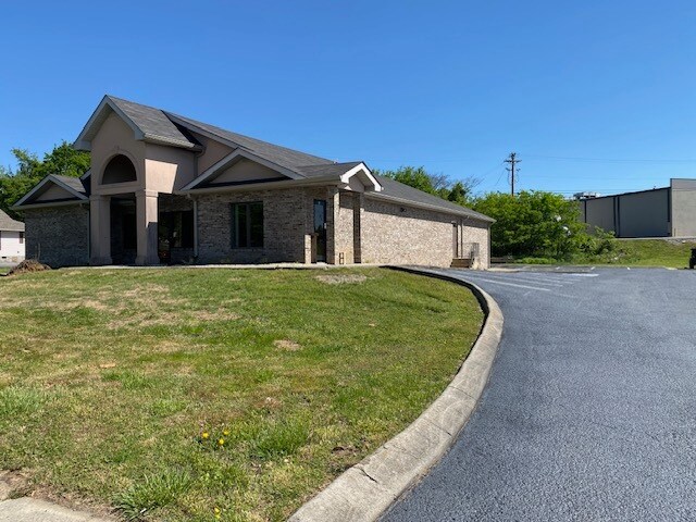 More Photos Of 814 Union St, Shelbyville Office For Lease