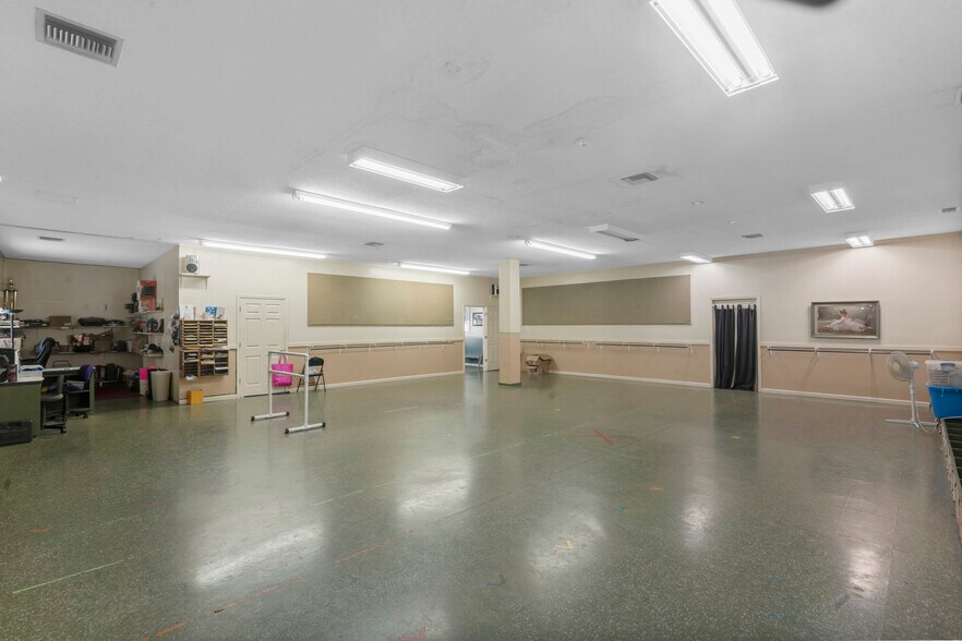 More Photos Of 2180 Northwest Blvd, Newton Medical For Sale