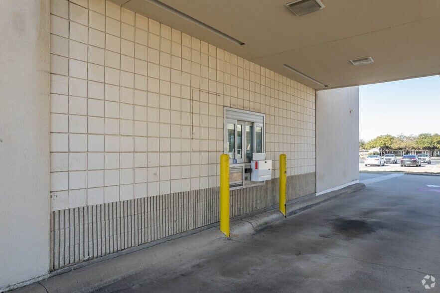 More Photos Of 1501 Independence Pky, Plano Drugstore For Lease