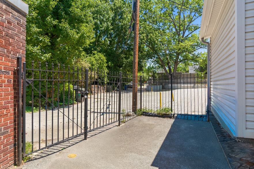 More Photos Of 1512 Marion Barry Ave SE, Washington Office For Sale