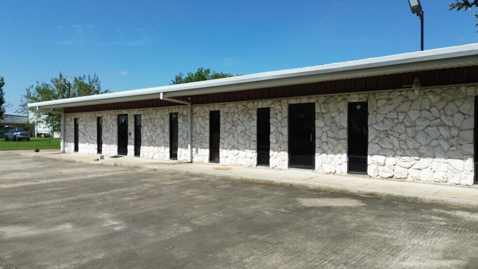 More Photos Of 3419 Trailmobile Dr, Houston Office For Sale