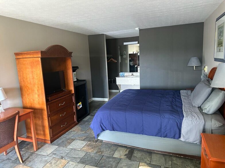 More Photos Of 1500 Edmonton Rd, Tompkinsville Hotel For Sale